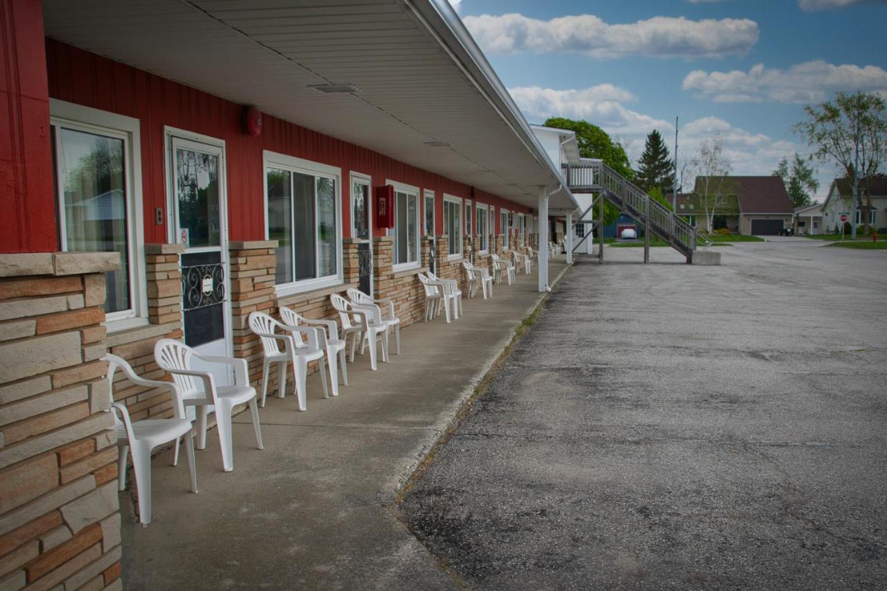 MAPLE LEAF INN ⋆⋆ KINCARDINE, CANADA SEASON DEALS FROM 79